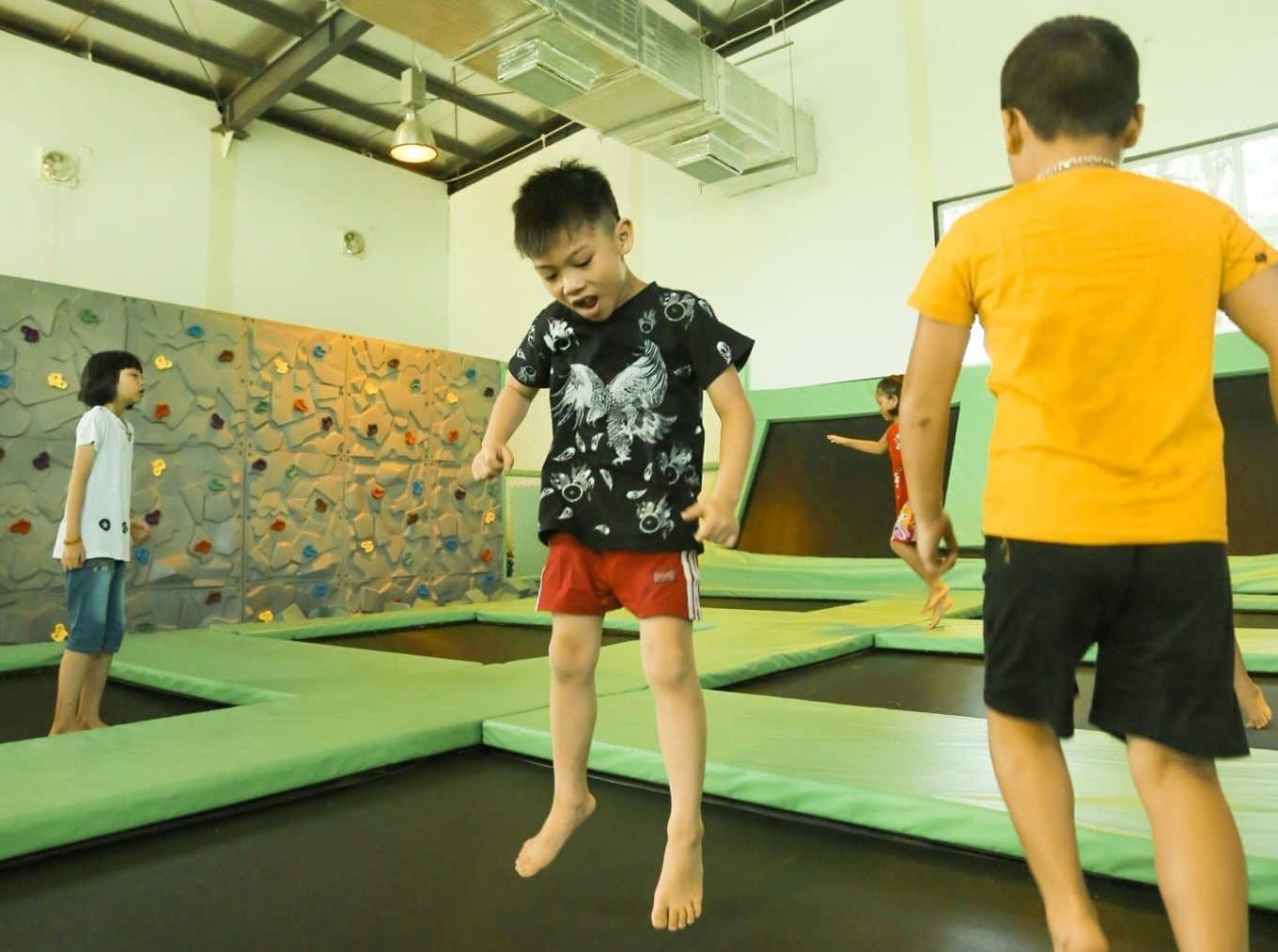 Bạt nhún lò xo Trampoline